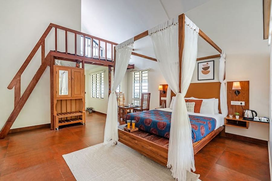 Four-poster bedroom